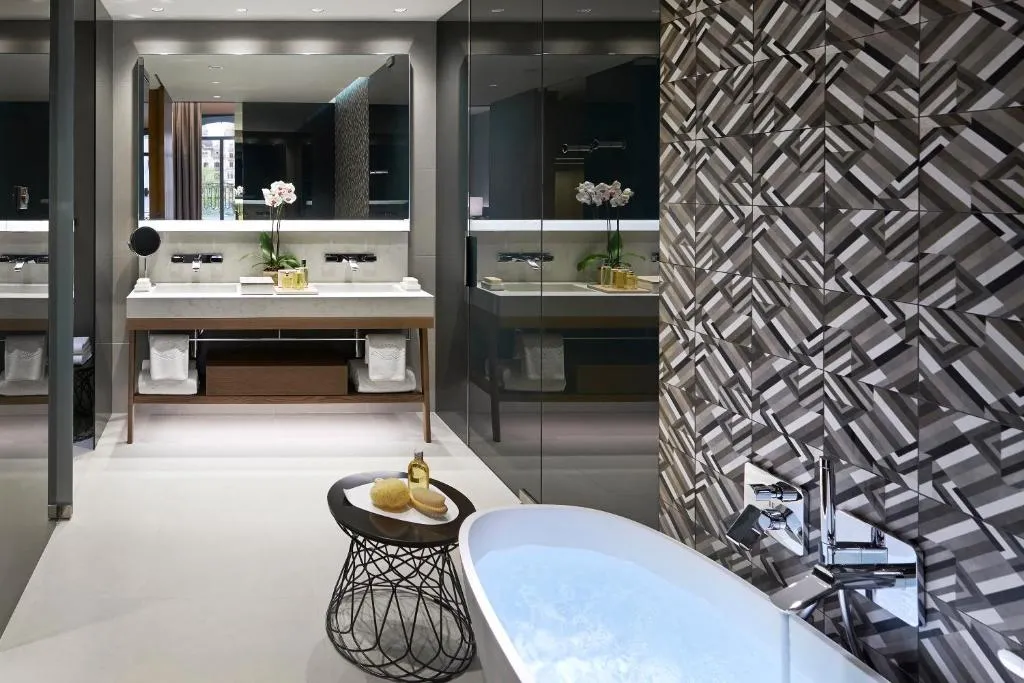Baño de lujo con una elegante tina, ducha espaciosa y un diseño moderno que combina estilo y confort.