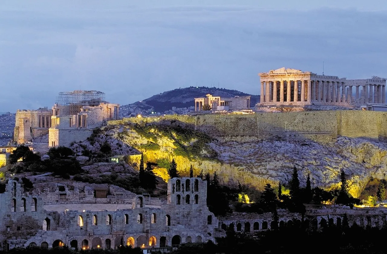 estructuras en una montaña rocosa en el anochecer una de las mejores vista que vas a poder disfrutar en Grecia