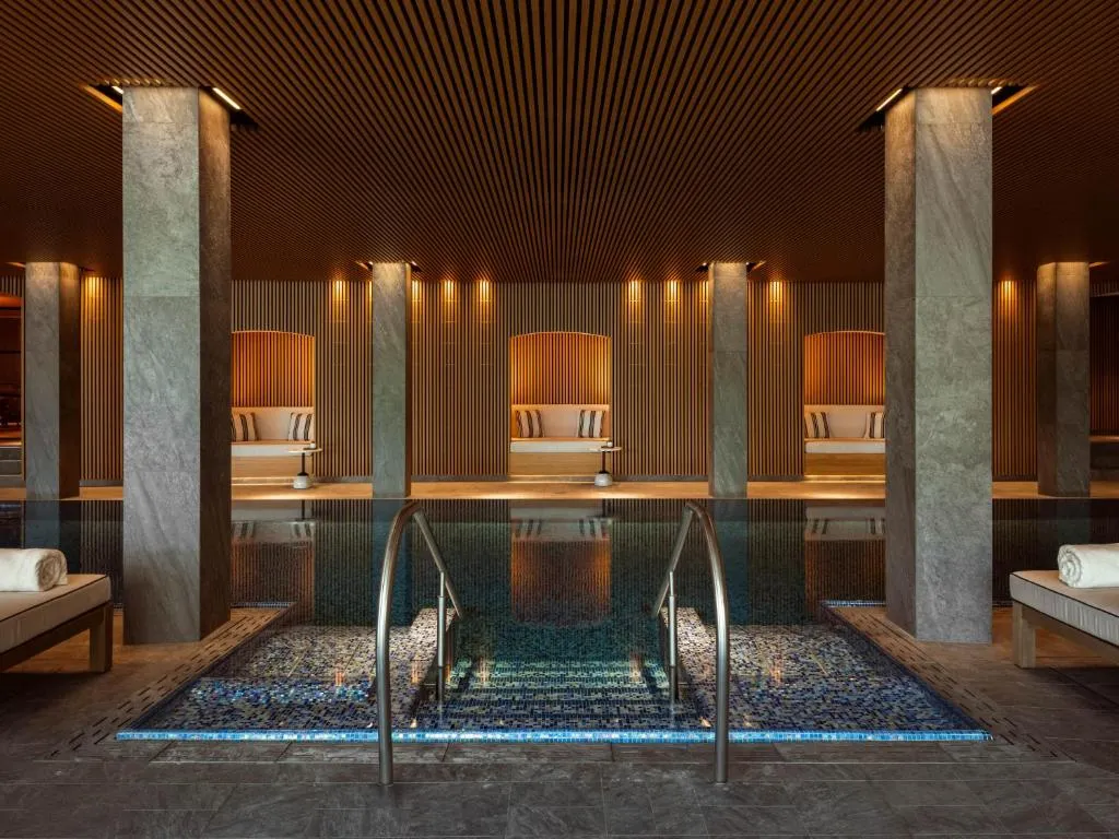 zona de piscina con cómodas sillas de descanso de lujo, justo frente al agua. Un lugar perfecto para relajarte para disfrutar de un agradable ambiente.