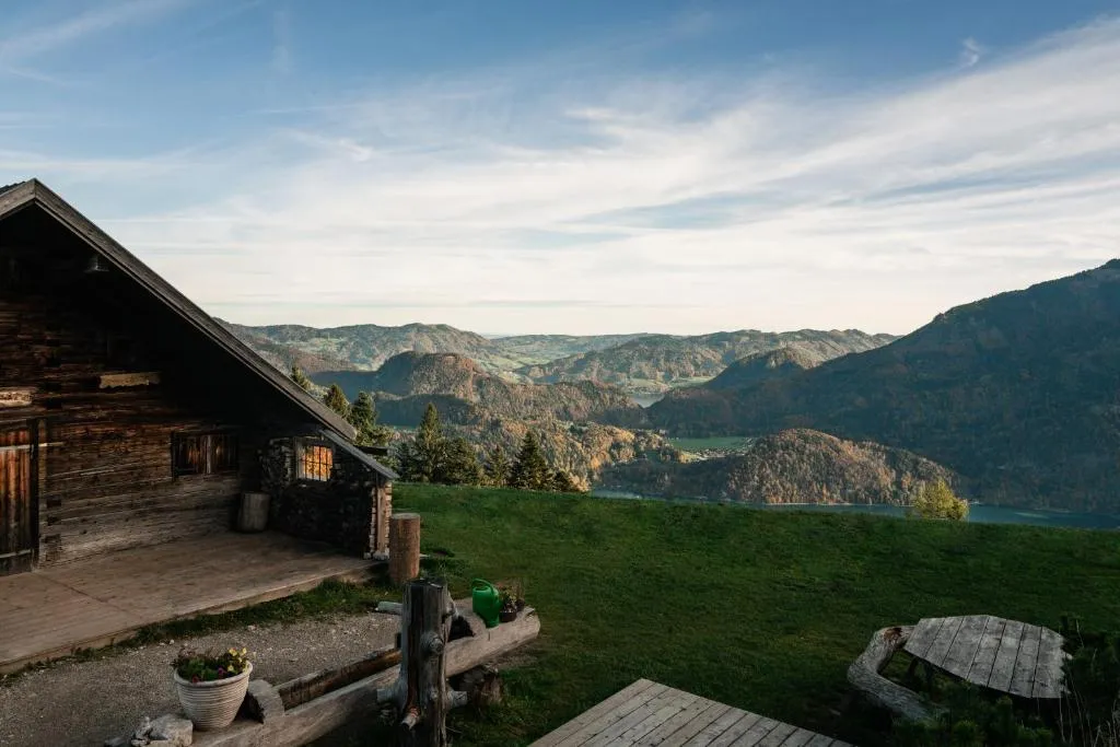 cabaña con vistas espectaculares a las Montañas Rocosas, rodeada de un entorno natural lleno de árboles y áreas verdes en Rosewood Schloss Fuschl.