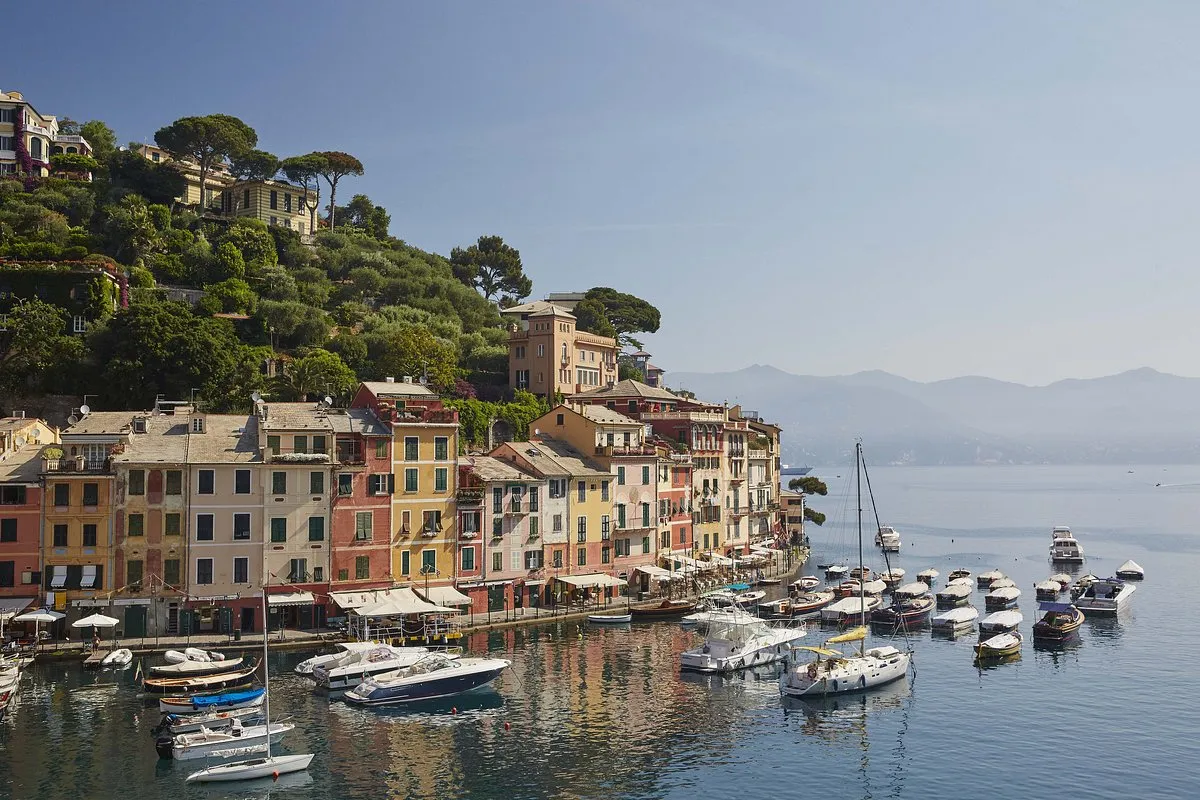 en Italia vas a poder ver navegar los yates o lanchas en el mar mientas disfruta de la vista de los edificios que están cerca mar o de sus zonas verdes.