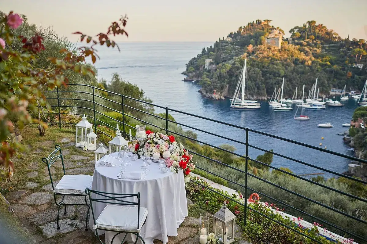 cena romántica en el balcón al al aire libre, rodeada de jardines con vista al mar donde puedes disfrutar de un lugar agradable.