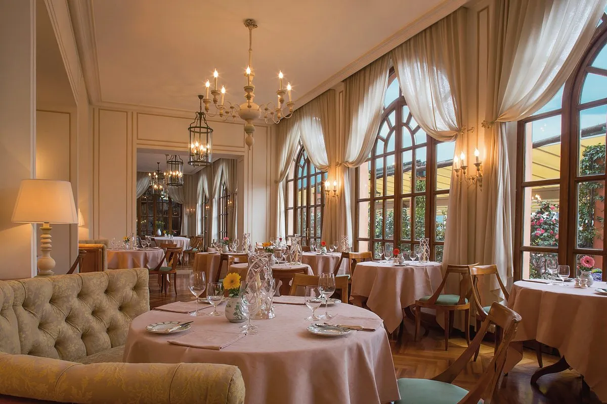 el hotel Splendido, A Belmond cuenta con un restaurante de lujo con ventanales grandes donde vas a poder disfrutar de los jardines del hotel.
