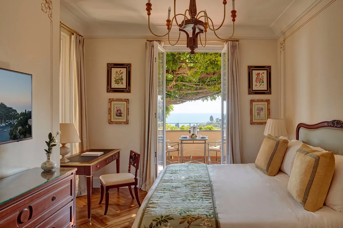 habitación amplia con balcón, donde los turistas van a poder disfrutar de un agradable desayuno con la vista al mar.