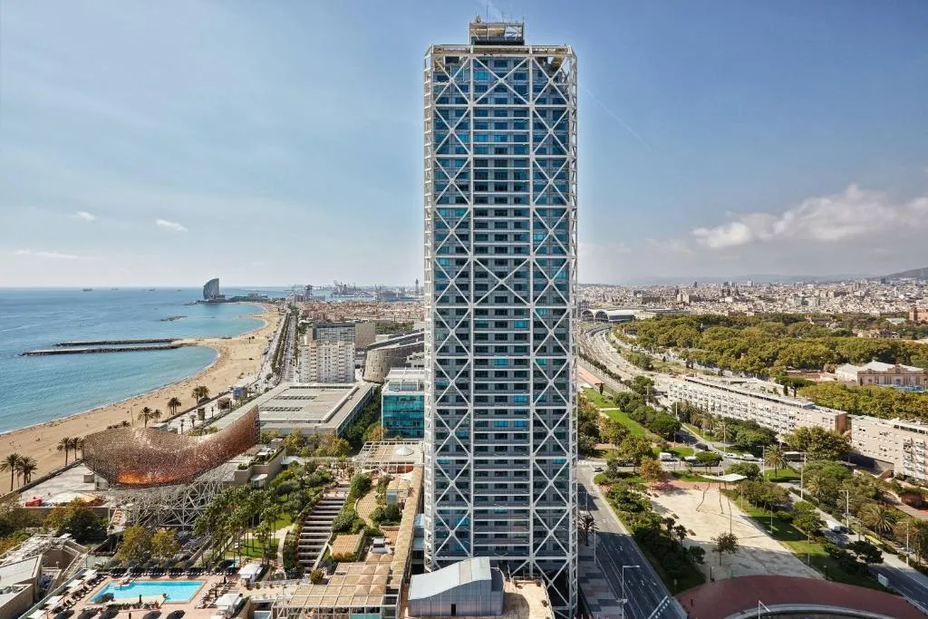 Vista del Hotel The Ritz-Carlton, rodeado de edificios, con una panorámica espectacular hacia la playa