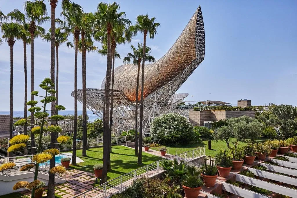 monumento en el the ritz carton rodeada de arboles con vista frente al mar ideal para quienes les gusta el arte y pasar un momento agradable.