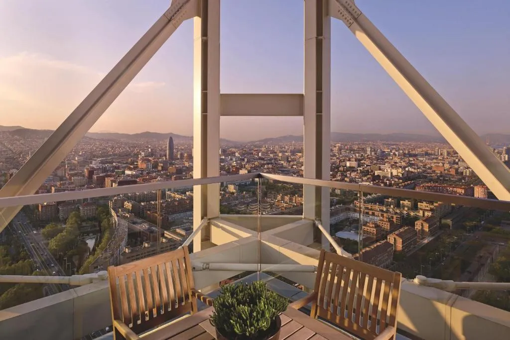 restaurante en el balcón, un ambiente agradable para que se puede disfrutar de una cena en el atardecer con vista a la ciudad.