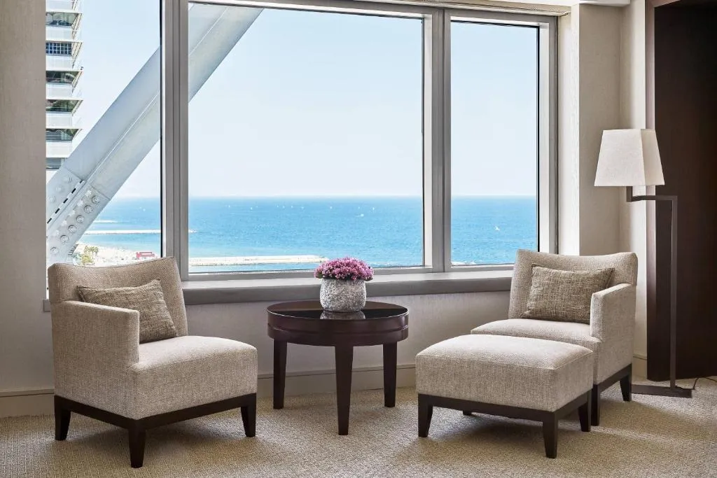 sala con sillas cómodas , disfrutando de un agradable ambiente con vista al mar.