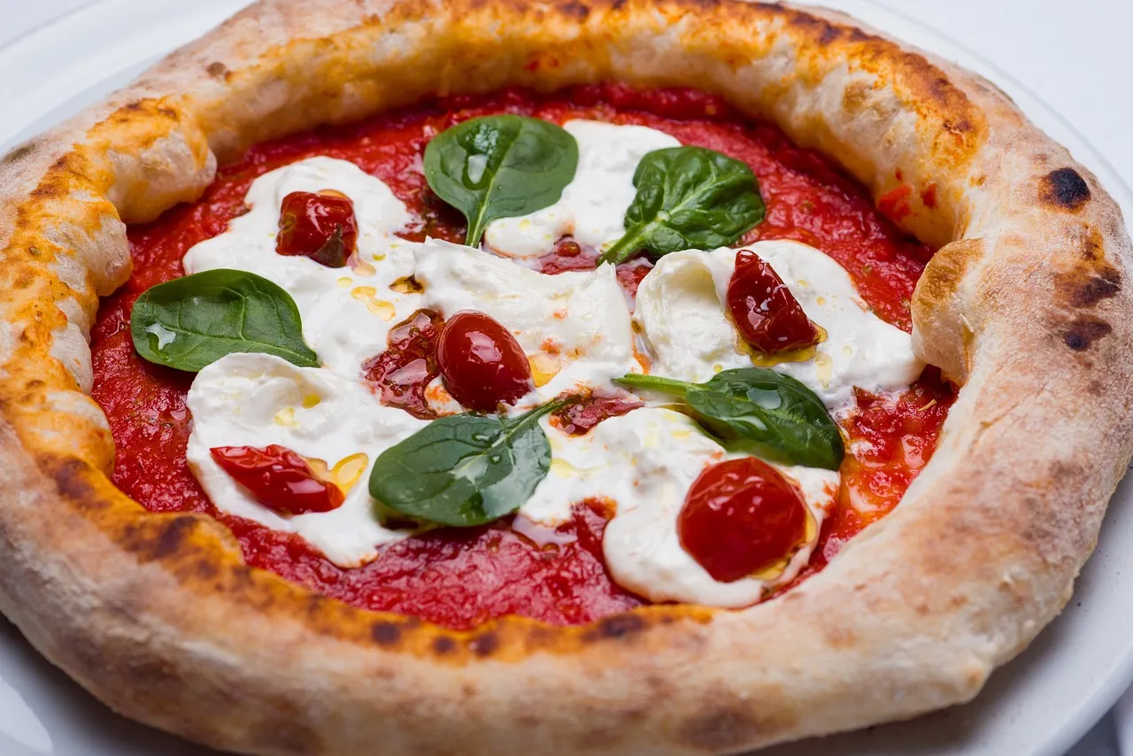 disfruta una pizza uno de los platillos mas populares en Italia.