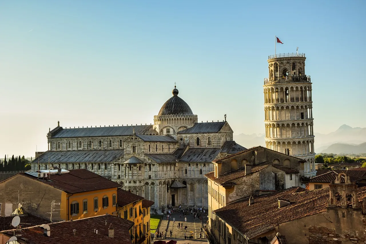 edificios populares en una de las ciudad de Italia donde los turistas disfrutan de agradables recorridos en el día.