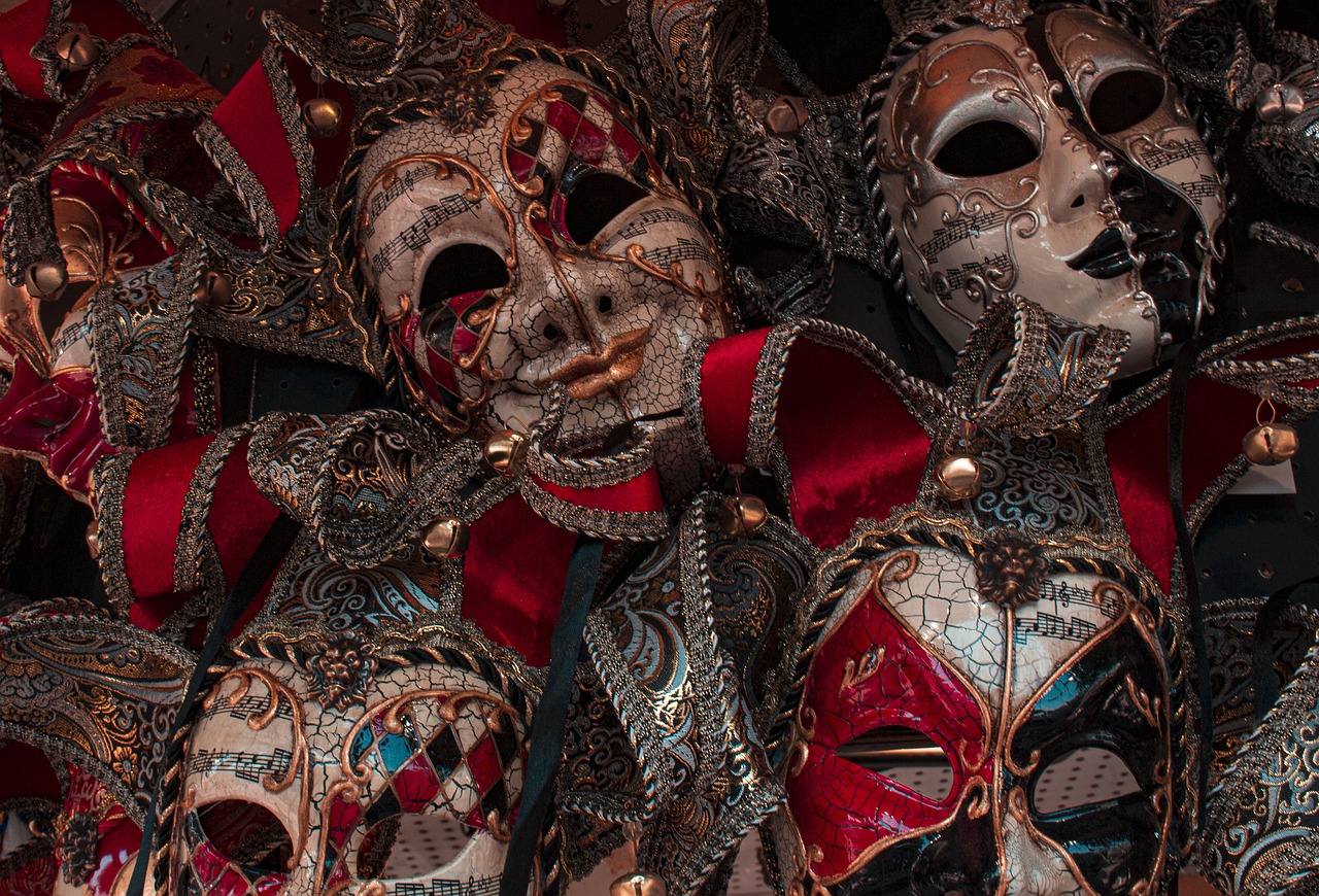 mascaras de las fiestas que se celebran en una de las ciudades de Italia.