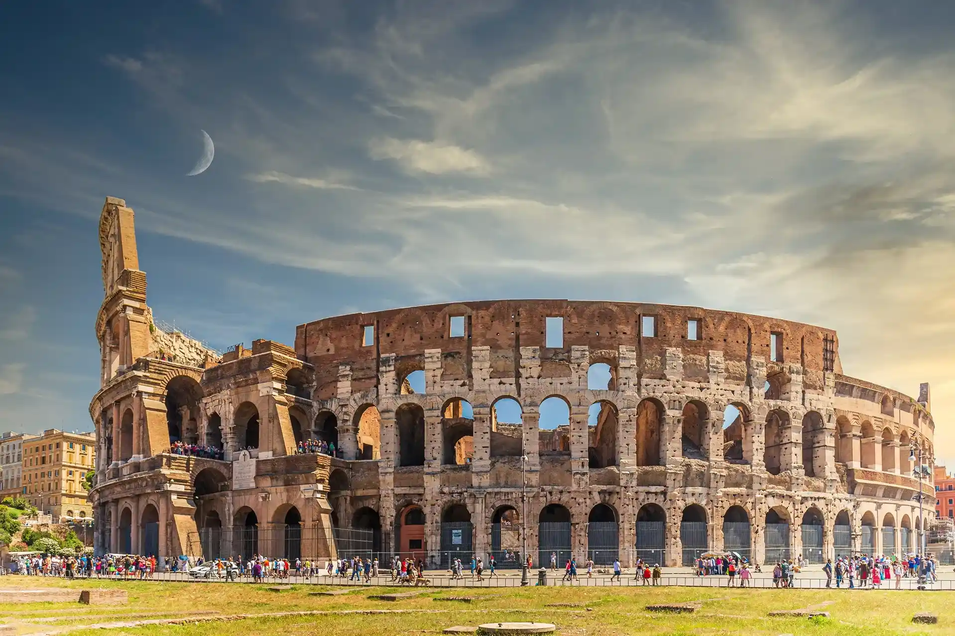 turistas recorriendo uno de los edificio histórico en Italia