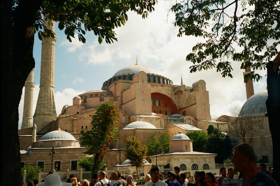 turistas recorriendo las calles de Turquía