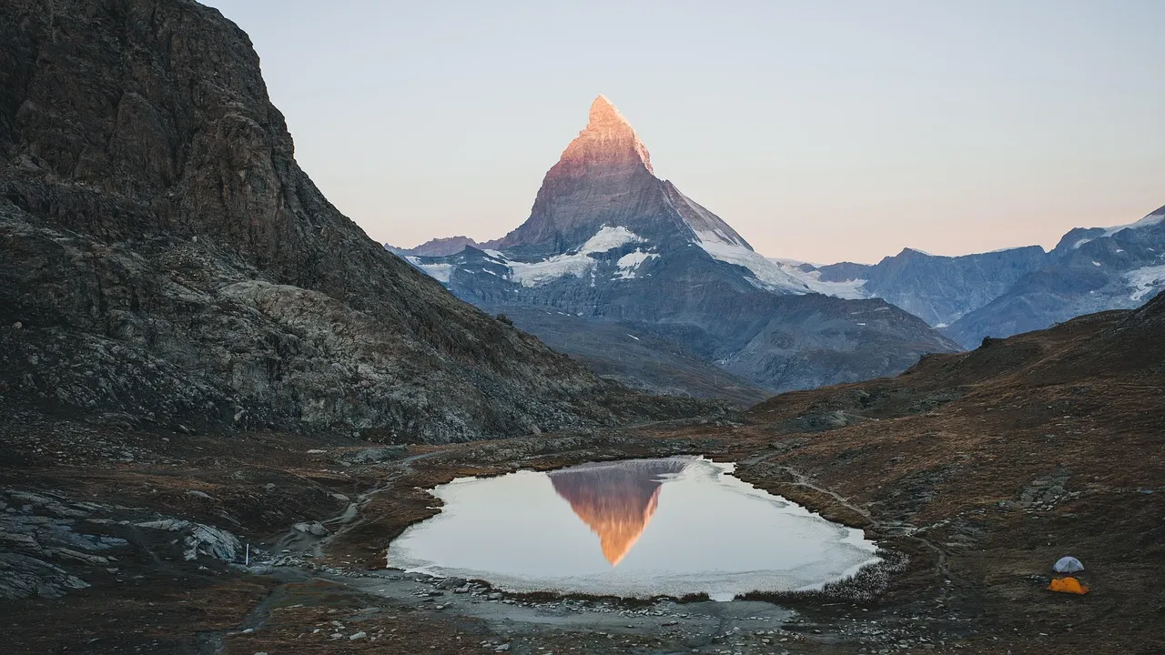 charco en montañas rocosas al amanecer.