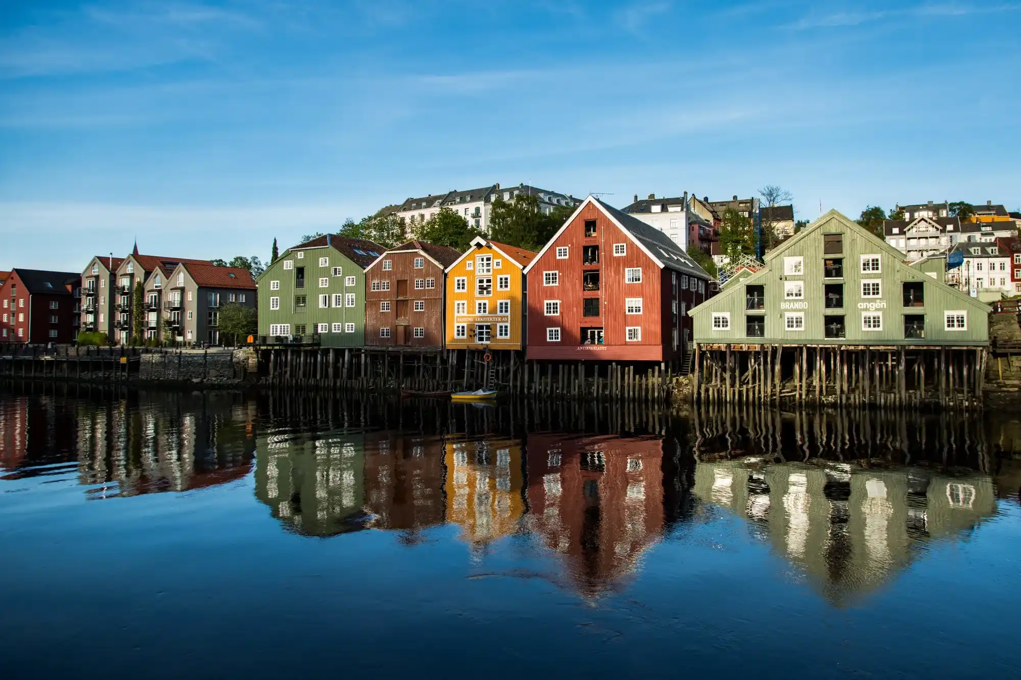 casas coloridas junto al océano, en medio del invierno, un lugar con un ambiente tranquilo.
