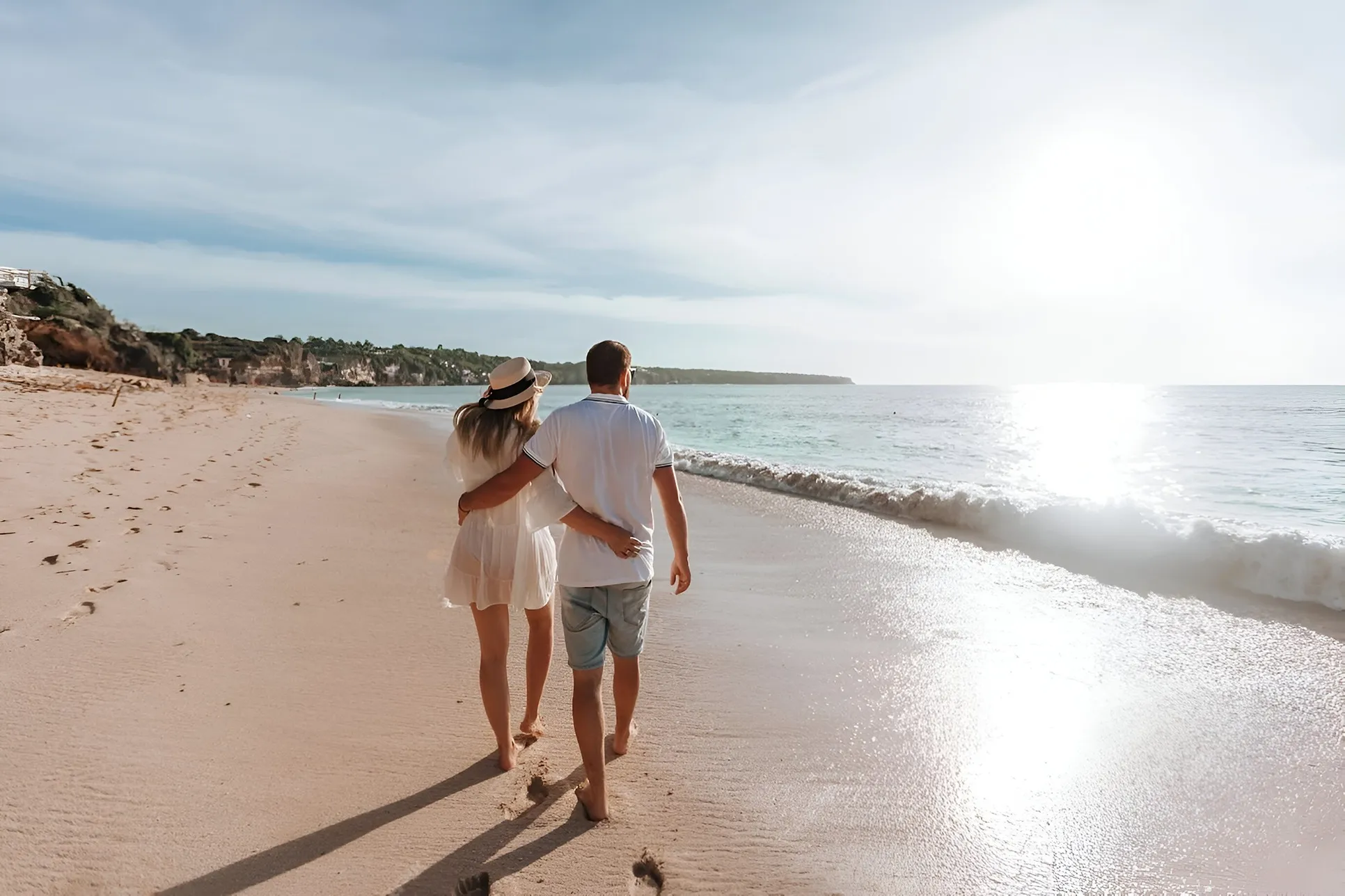 pareja disfrutado de su luna de miel en la playa, caminando junto al mar.