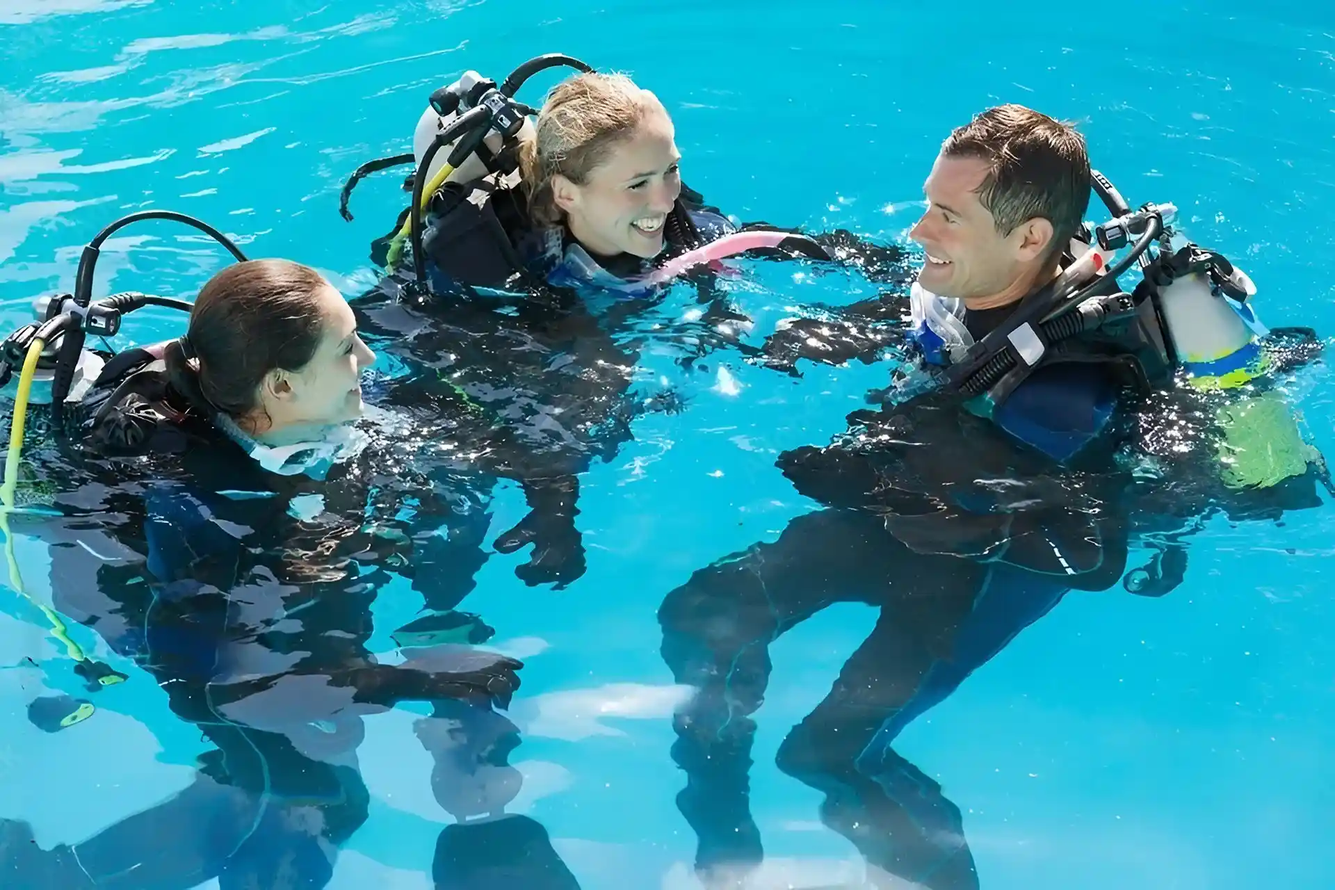 grupo de turistas realizando buceo en el mar, un lugar para practicar los deportes acuáticos.