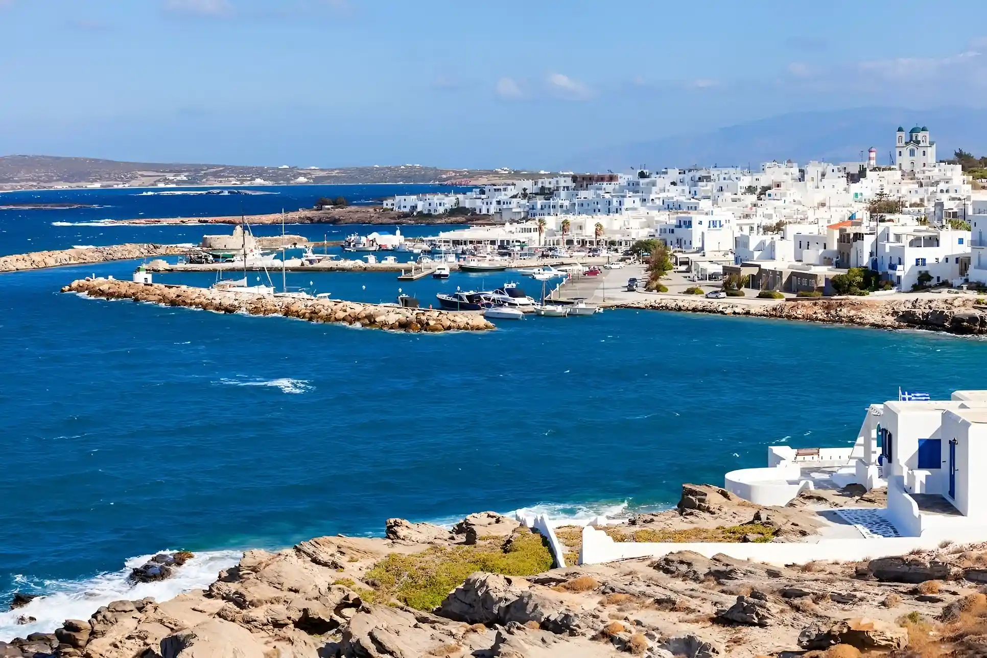 edificios blancos en montañas rocosas con vista al mar