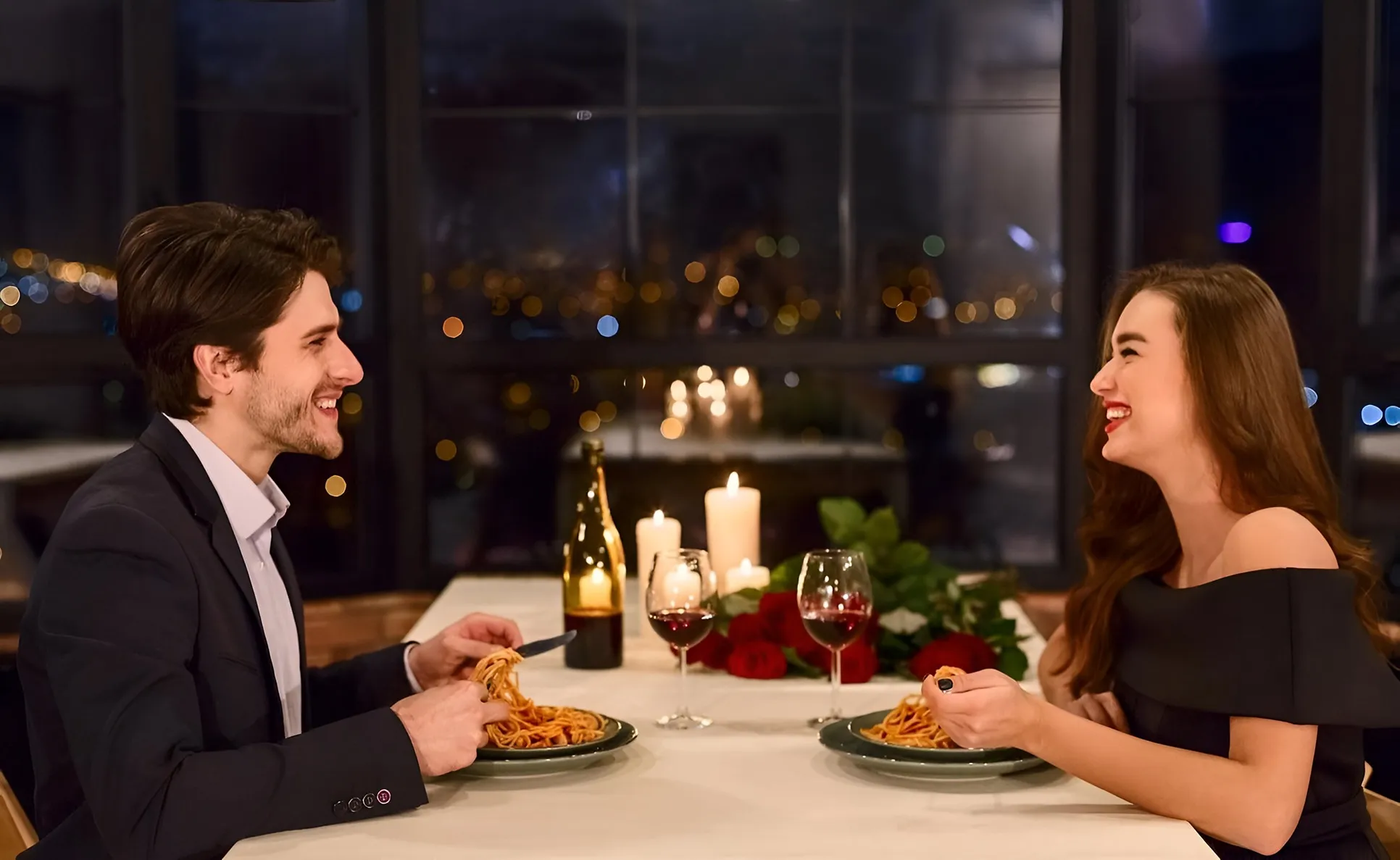 pareja disfrutando de una cena romántica en la noche en un restaurante, con velas y flores.