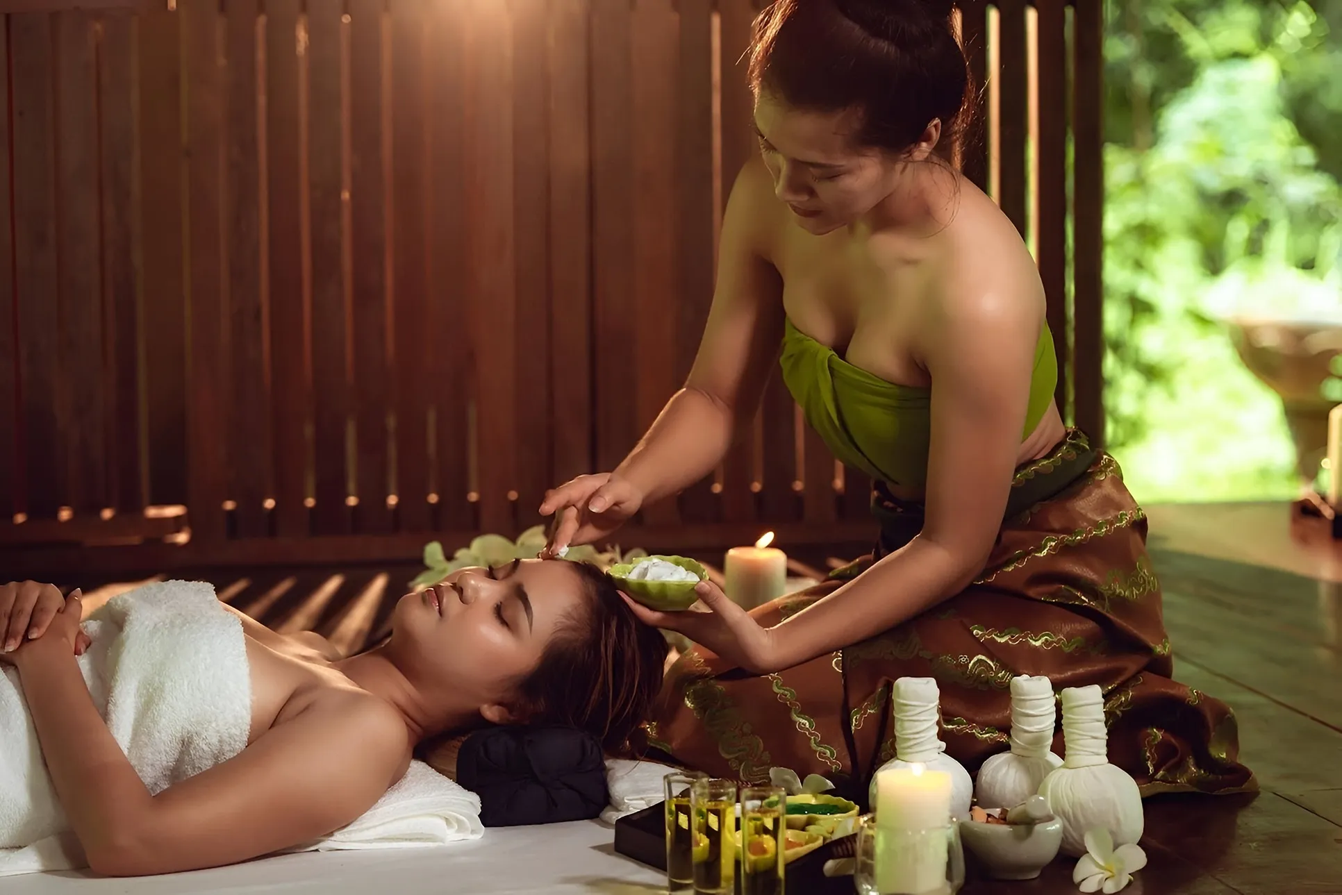 personal del hotel realizando un masaje relajante a una turista