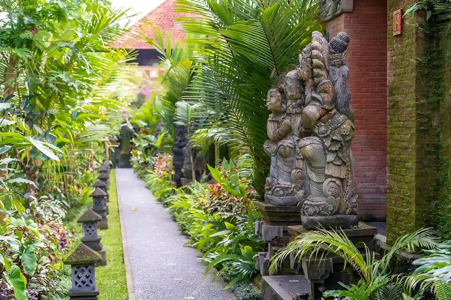 monumentos en medio de jardines verdes, un lugar tranquilo para caminar por las instalaciones del hotel.