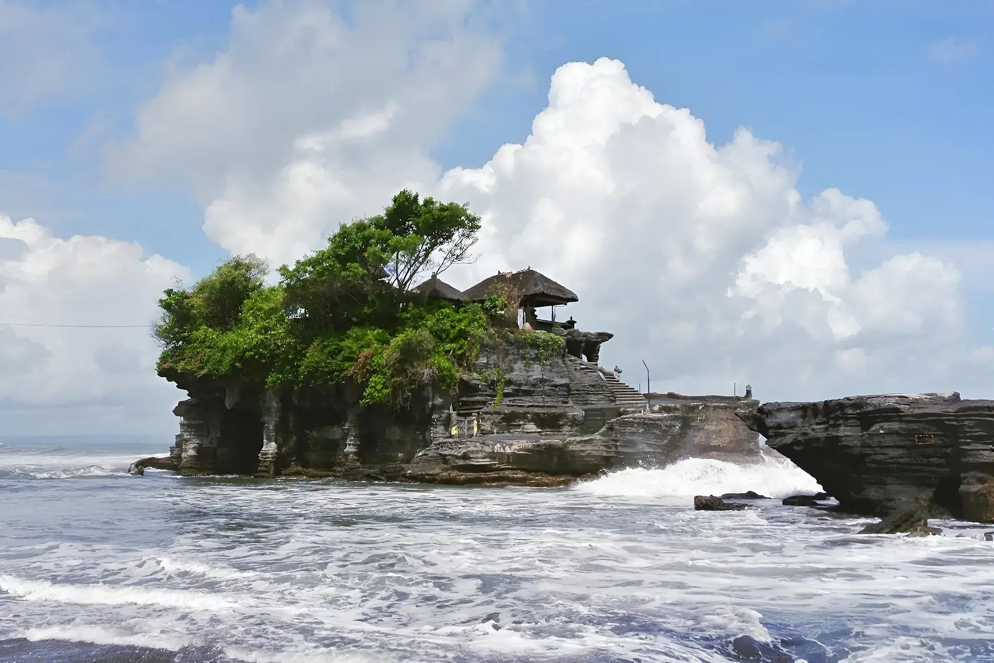 monumento antiguo rodeado de arboles en medio del mar, un lugar increíble para visitar y conocer mas de este lugar.