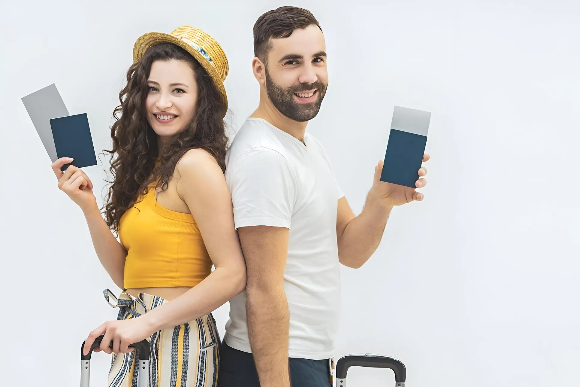 pareja con su pasaporte y maletas listo para viajar y disfrutar de sus vacaciones.