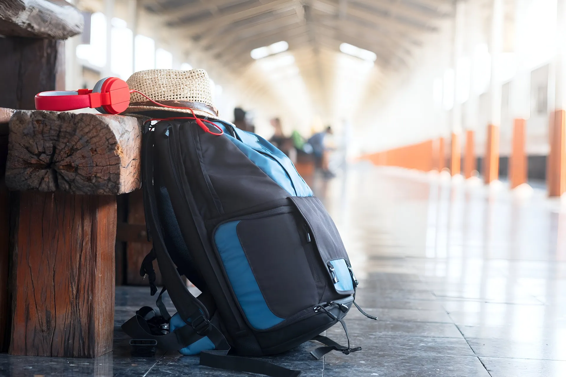bolso con un sombrero y unos audífonos de color rojo lista, para tu próxima aventura