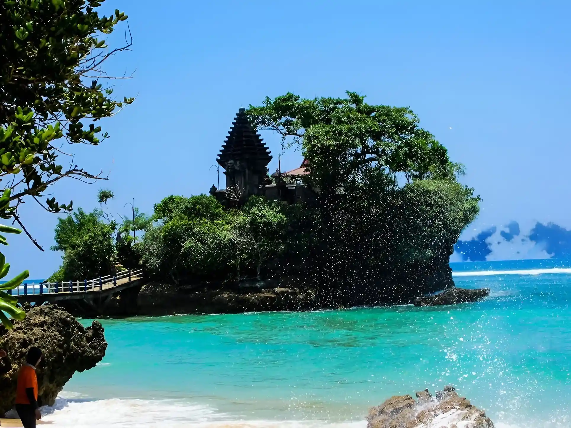 monumento rodeado de arboles en medio del mar cristalino