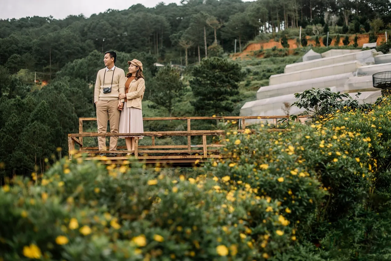 pareja enamorada capturando momentos inolvidables en lugares increíbles rodeado de jardines y arboles, el lugar perfecto para disfrutar de un ambiente tranquilo.