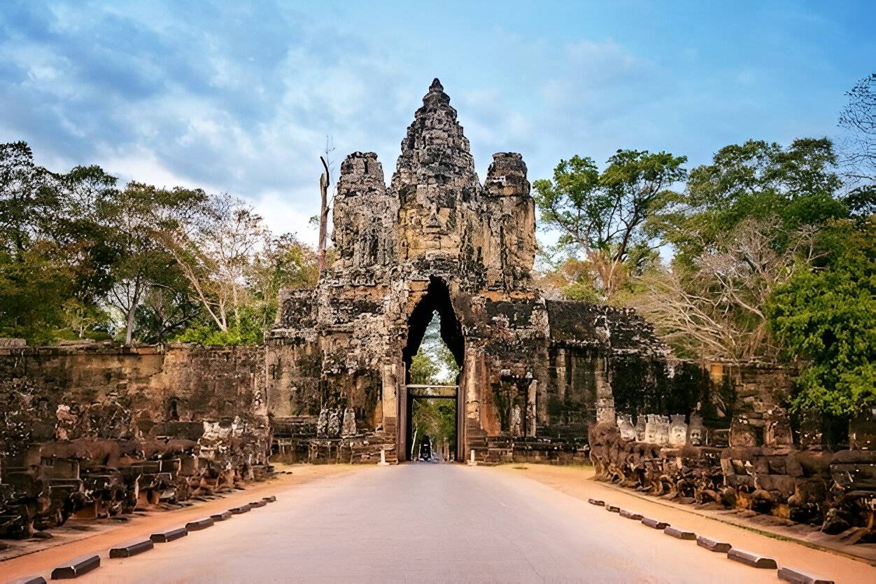 templo antiguo de piedra rodeado de arboles, un lugar perfecto para visitar y conocer mas de su historia.