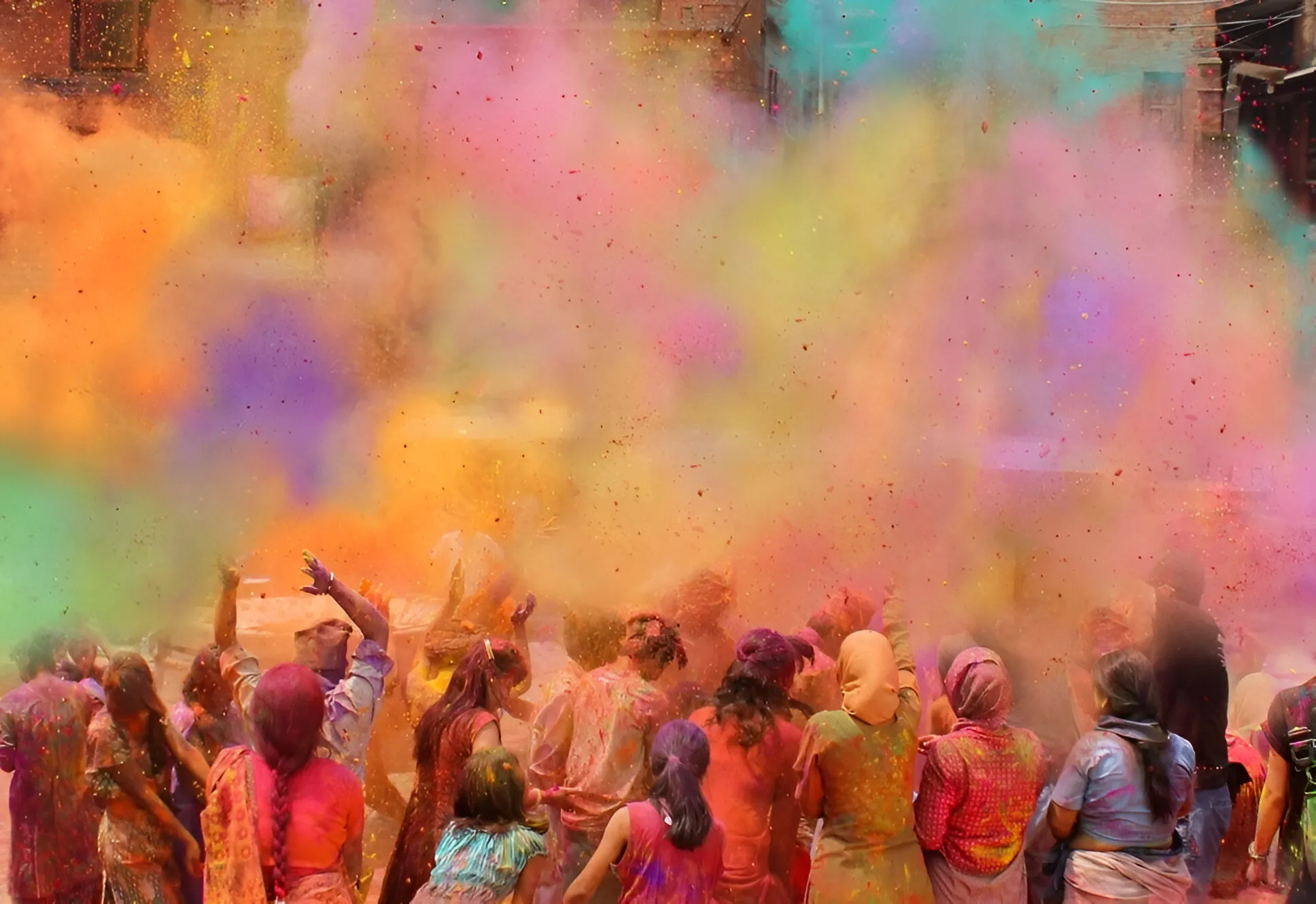 personas disfrutando de una de las festividades mas coloridas en la india