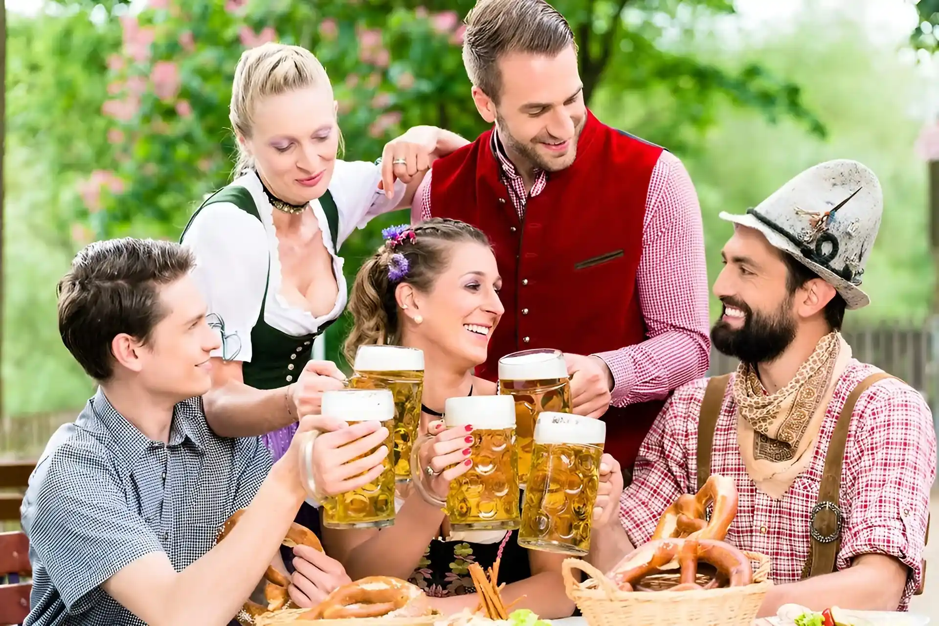 grupo de turistas bebiendo cerveza