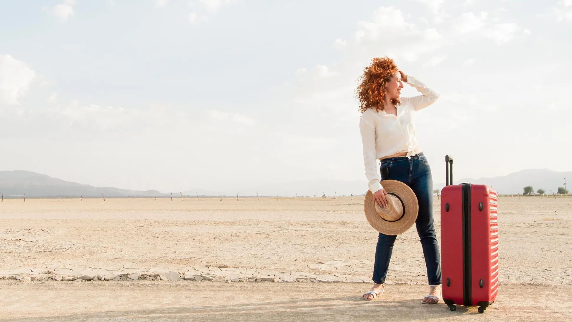 turista con una maleta roja viajando sola