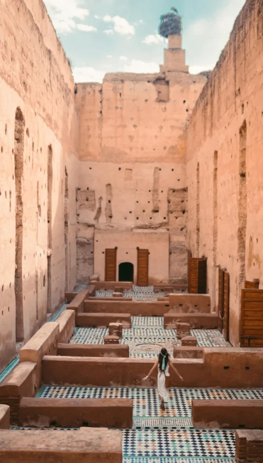 journale hace posible tus vacaciones para que descubras paisajes auténtico de Marruecos, con una persona explorando la arquitectura árabe, los textiles y los mosaicos.