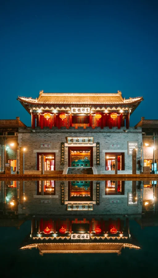 Vista del majestuoso templo en Bangkok, Tailandia, con su arquitectura tradicional tailandesa.
