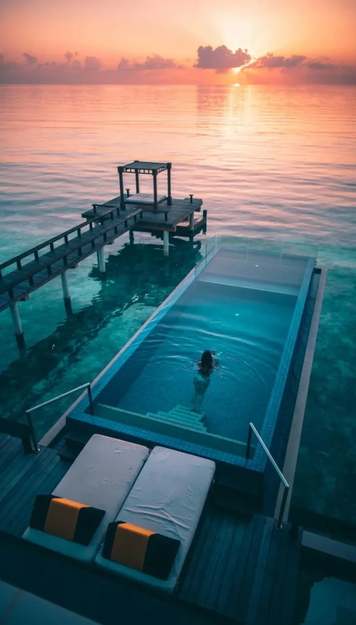 Turista disfrutando de una piscina con vistas panorámicas al océano en las maldivas. Destino idílico con aguas transparentes y vistas impresionantes del mar.