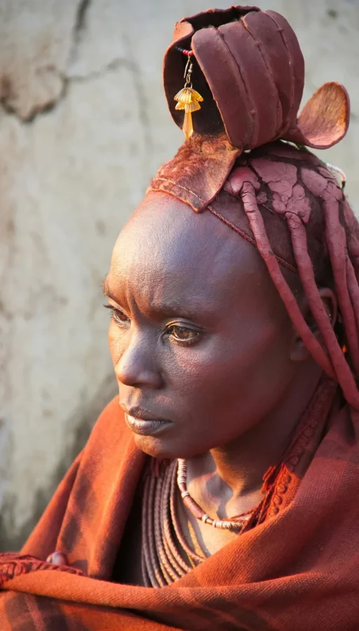Persona de Namibia, mostrando la belleza y diversidad cultural de África Austral.