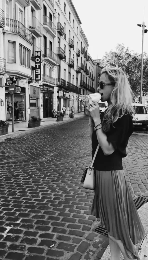 Turista disfrutando de las calles de París, Francia, capturando el encanto de la moda y el estilo.